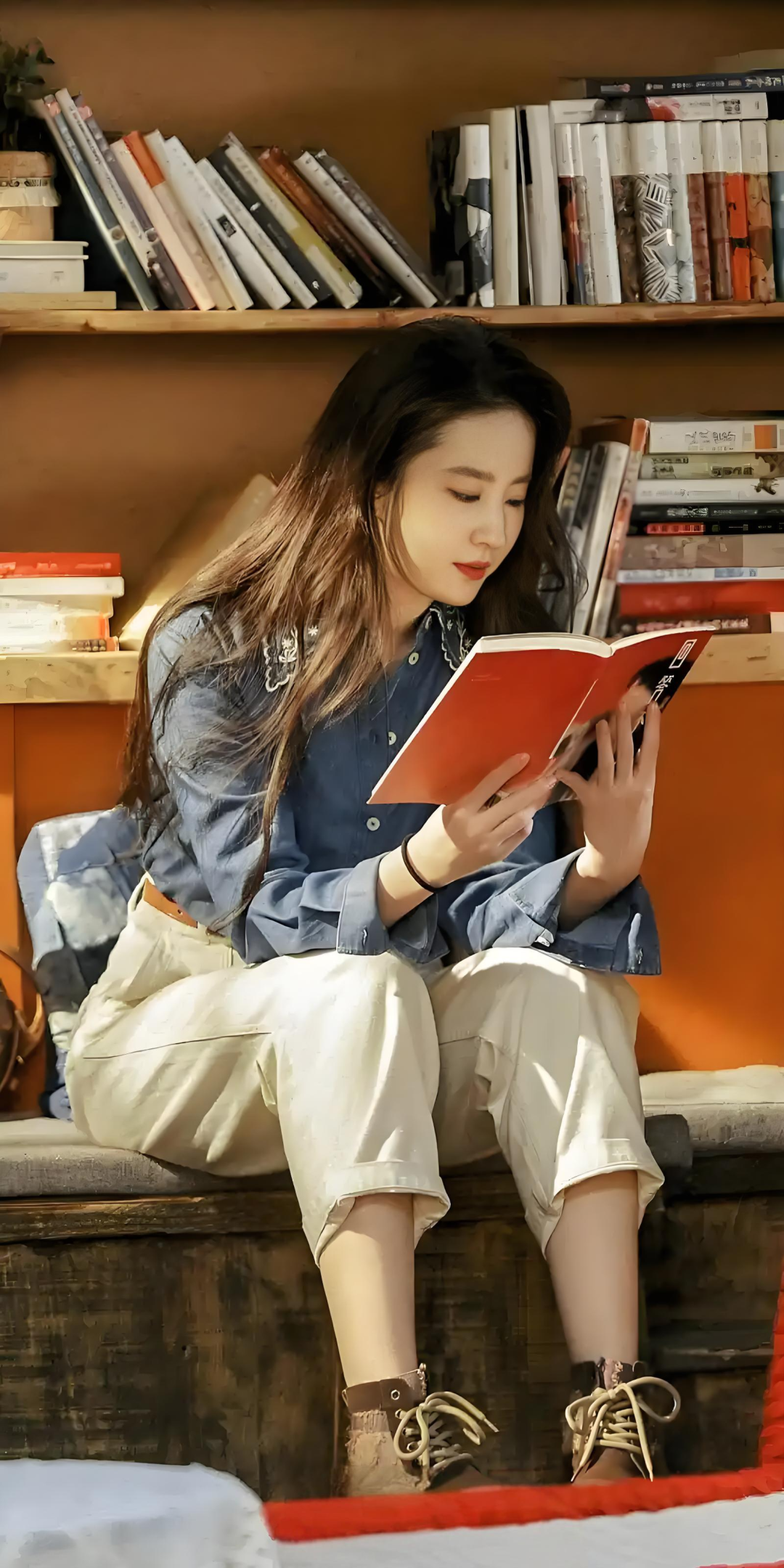 千万粉丝女网红何丹彤，晒和大屏幕里的刘亦菲同框视频惹争议！本人直播回应！网友：刘亦菲无辜躺枪！