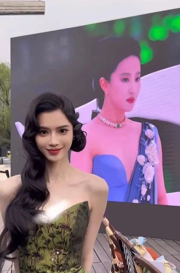 最近，拥有千万粉丝的女网红何丹彤因晒出一段和刘亦菲同框的视频，引起了网友们的关注和争议。 何丹彤将两人合影的视频发布在自己的小号上，却因为视频中的一帧镜头被不少粉丝吐槽，认为她故意把刘亦菲拍丑来凸显自己的美。 视频一经发布立即来了泼天的流量