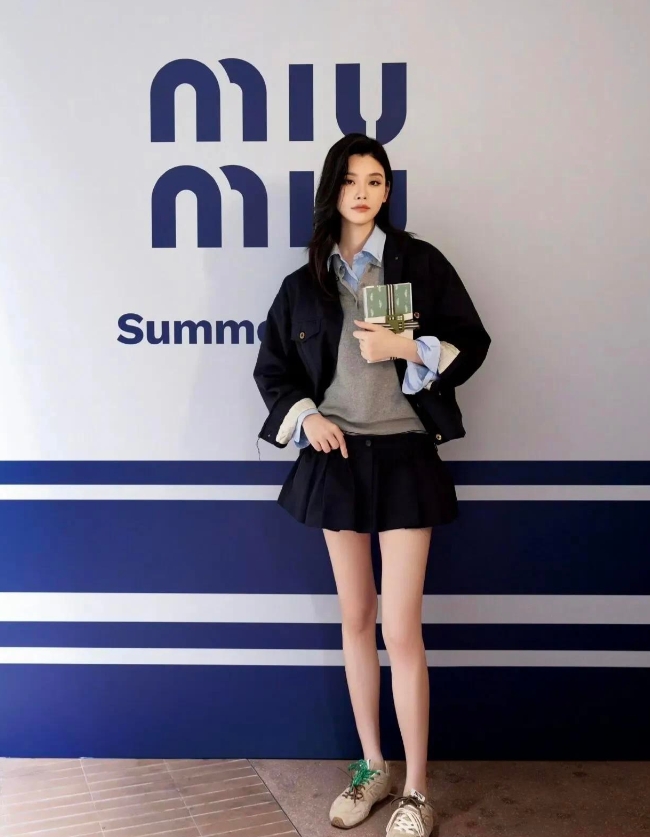 奚梦瑶央视综艺录制收官！电梯口被偶遇，瘦高背薄超美