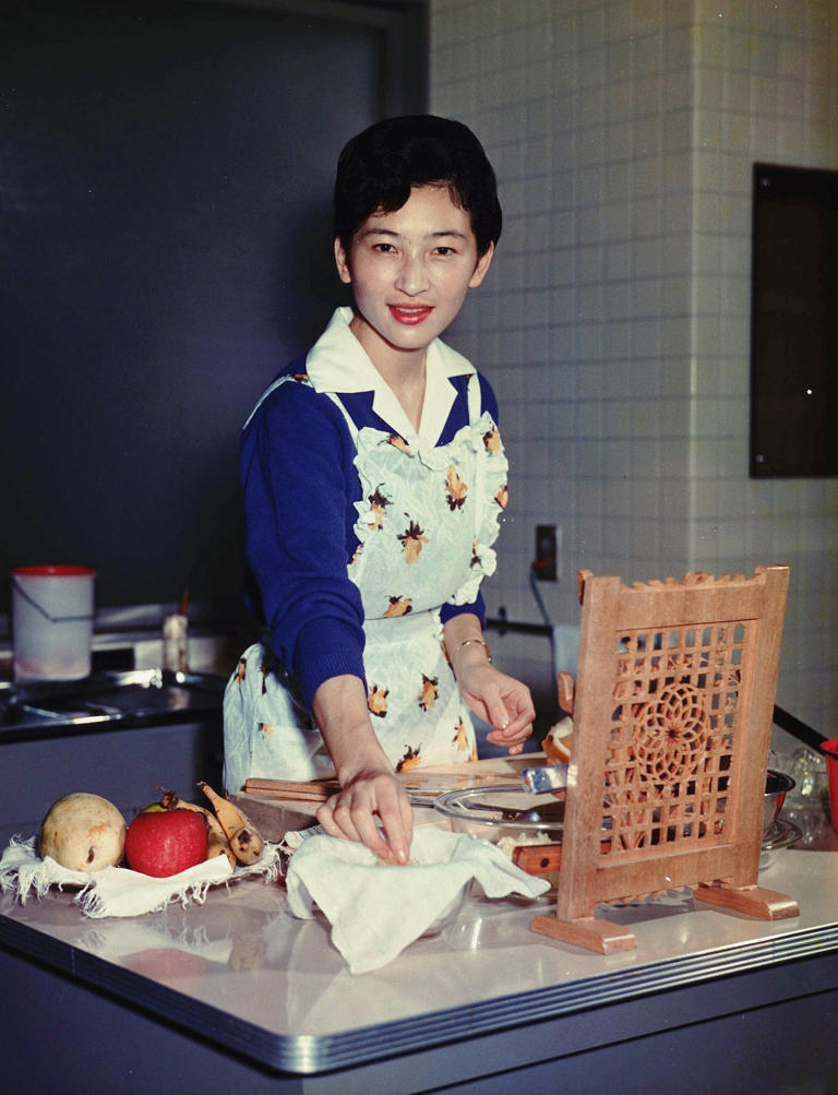 麗しの美智子さま 「世紀のご成婚」から66年 列車のガラス窓から 麗しの美智子さま 「世紀のご成婚」から66年 列車のガラス窓から