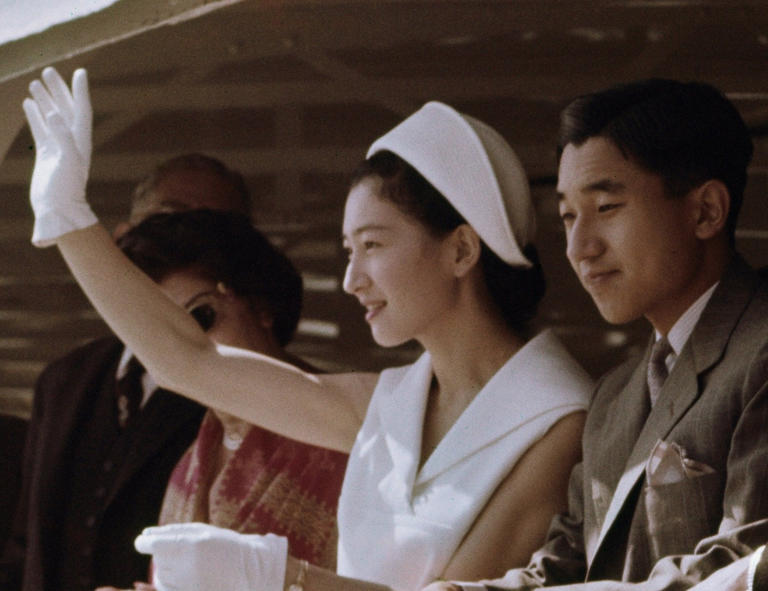 麗しの美智子さま 「世紀のご成婚」から66年 列車のガラス窓から 麗しの美智子さま 「世紀のご成婚」から66年 列車のガラス窓から
