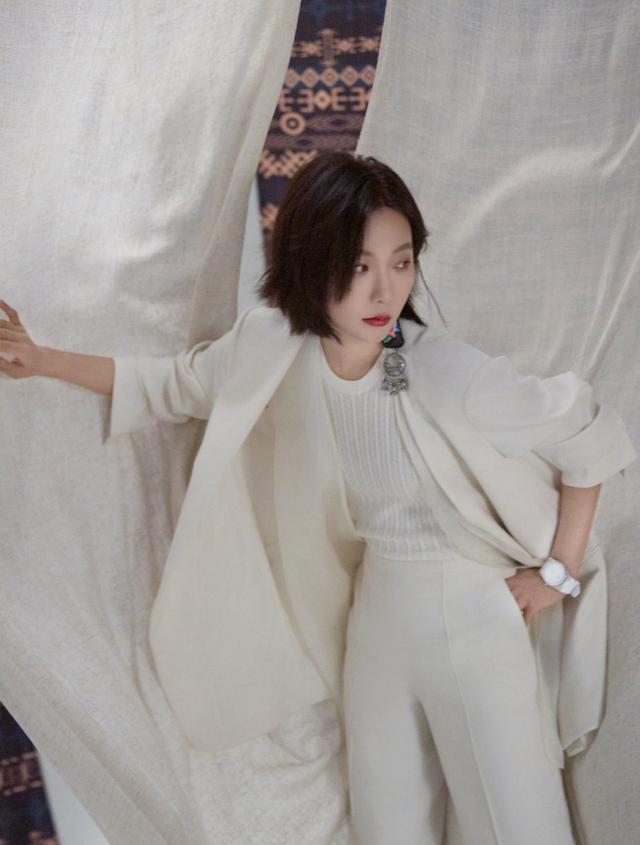 王珞丹带火了一种“纯白穿搭”，白西装+白色针织衫，优雅又高级