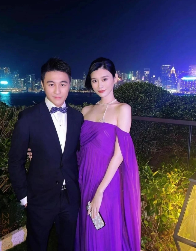 奚梦瑶央视综艺录制收官！电梯口被偶遇，瘦高背薄超美