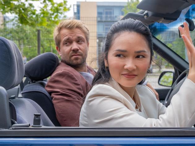 Dr. Lilly Phan (Mai Duong Kieu) hat die Sachsenklinik in Richtung Schweiz verlassen.