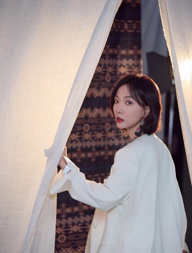 王珞丹带火了一种“纯白穿搭”，白西装+白色针织衫，优雅又高级