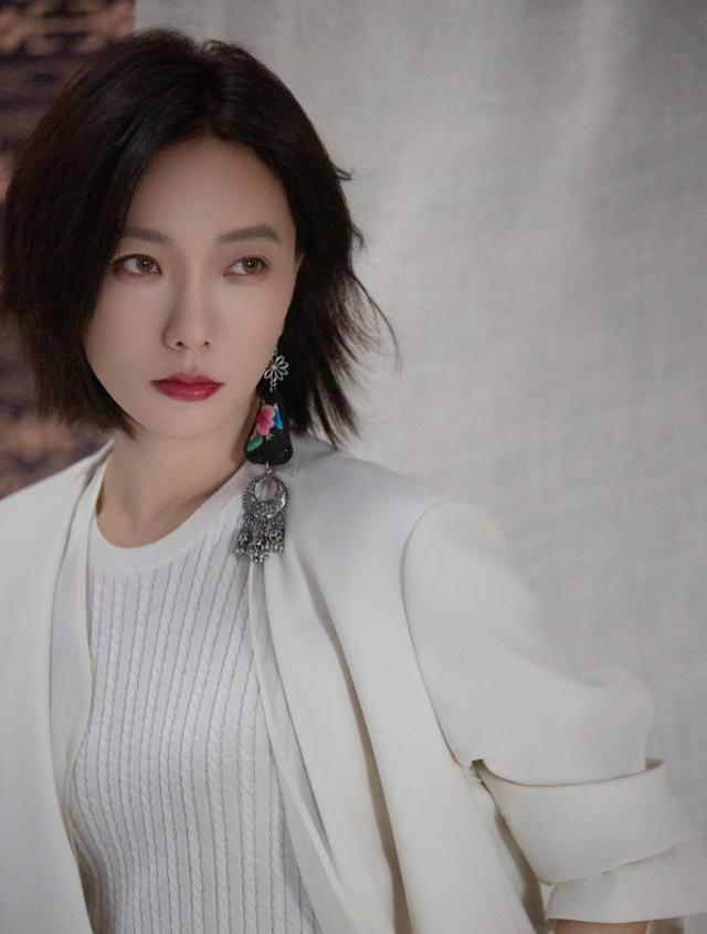 王珞丹带火了一种“纯白穿搭”，白西装+白色针织衫，优雅又高级
