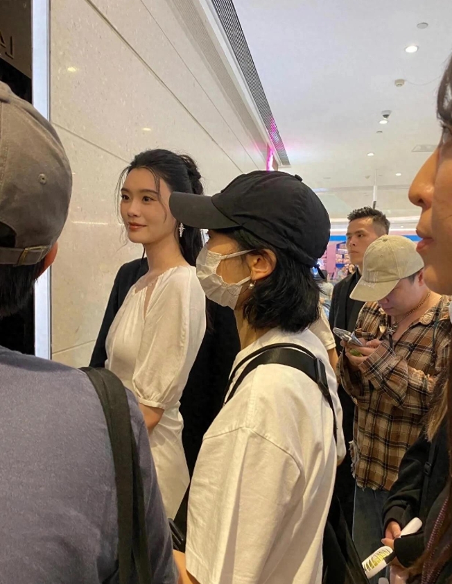 奚梦瑶央视综艺录制收官！电梯口被偶遇，瘦高背薄超美