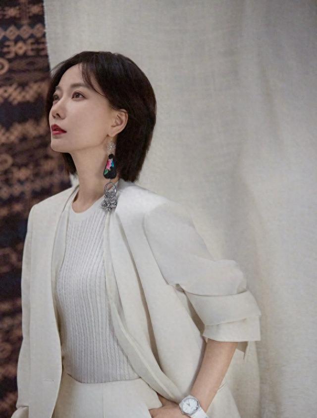 王珞丹带火了一种“纯白穿搭”，白西装+白色针织衫，优雅又高级