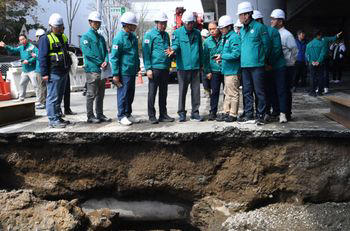 Sinkhole comes just 4 days after gov. measures, raises major red flag