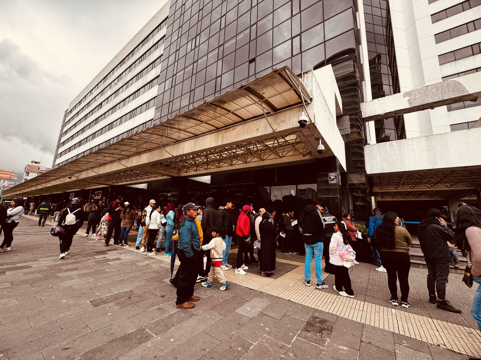 Largas filas en Registro Civil de Quito en día de elecciones en Ecuador