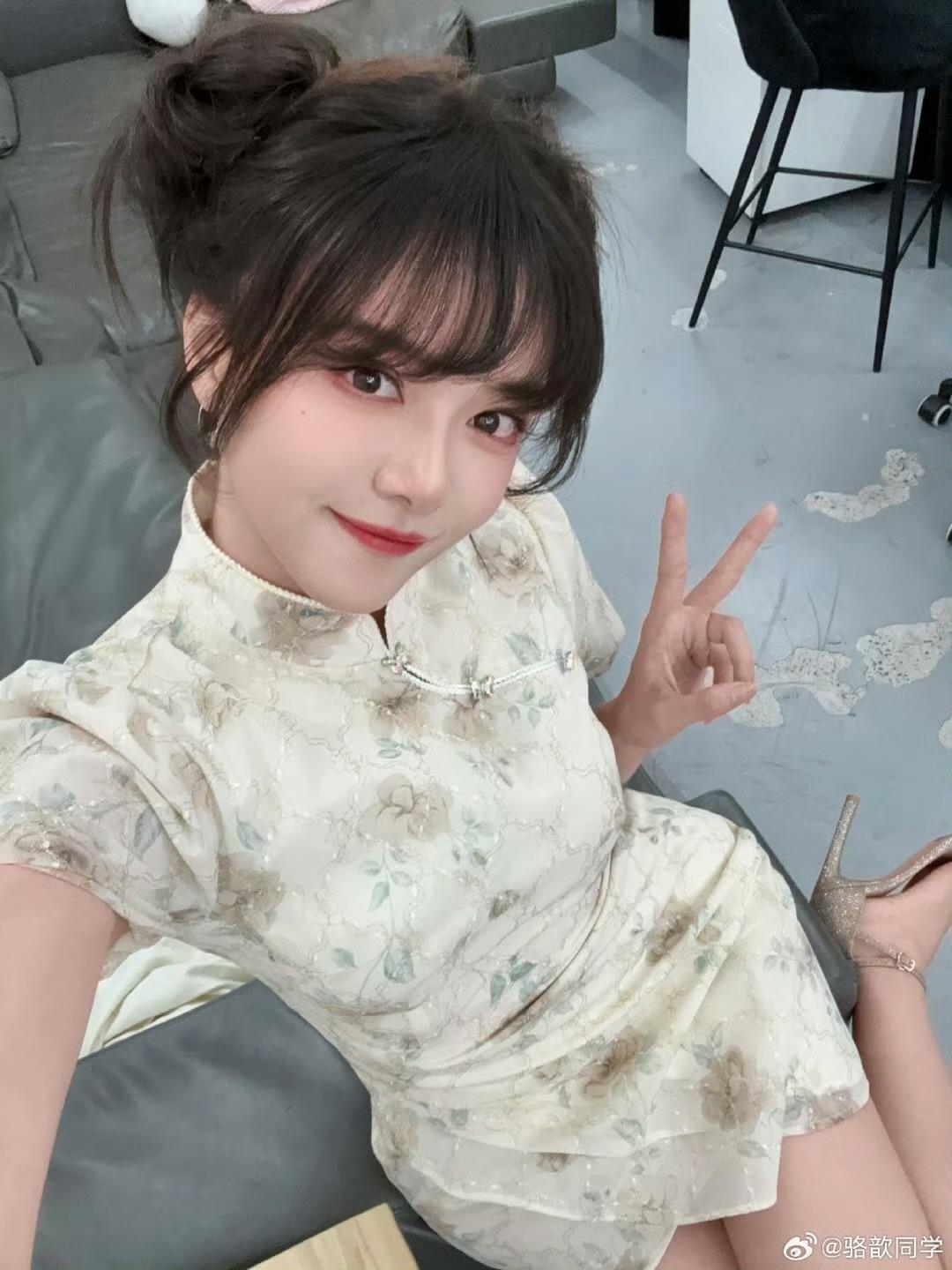 主持骆歆晒照：两个2-0，只能下个早班咯！