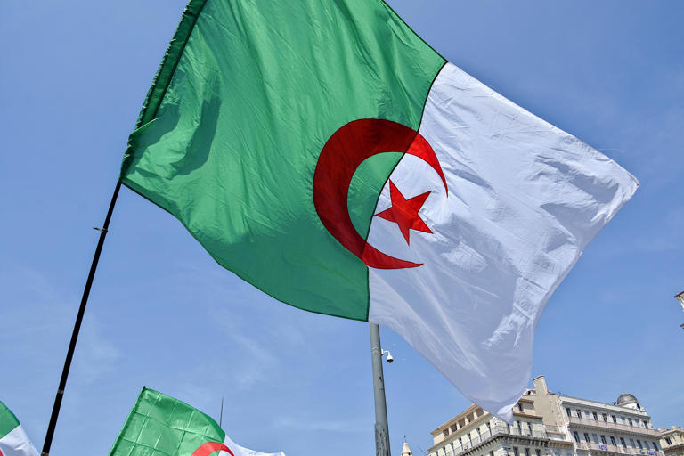 Inadmissible et inqualifiable : l’Algérie menace la France de représailles après la détention d’un de ses agents consulaires
