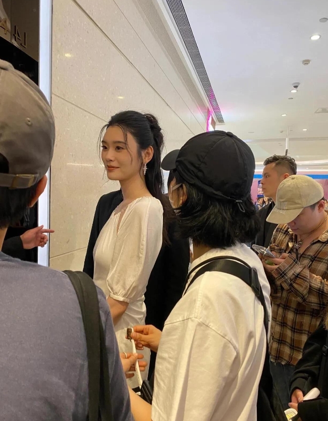 奚梦瑶央视综艺录制收官！电梯口被偶遇，瘦高背薄超美