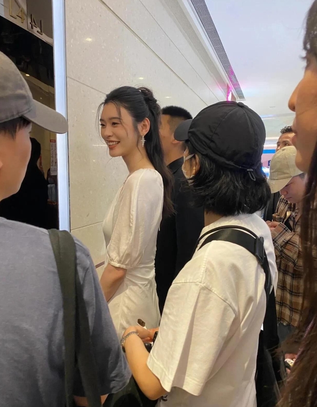 奚梦瑶央视综艺录制收官！电梯口被偶遇，瘦高背薄超美