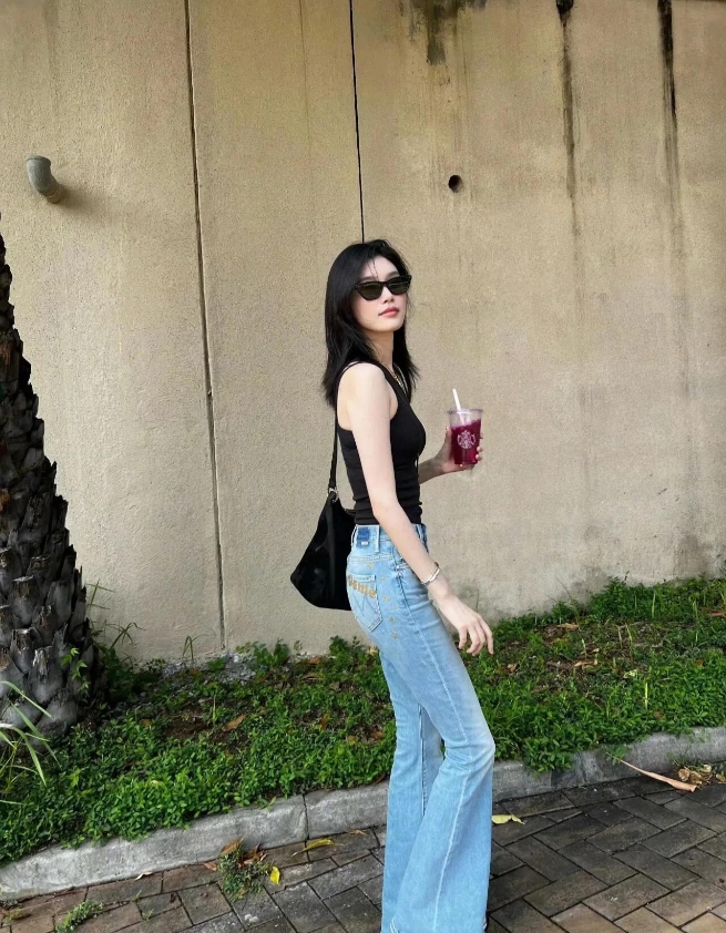 奚梦瑶央视综艺录制收官！电梯口被偶遇，瘦高背薄超美