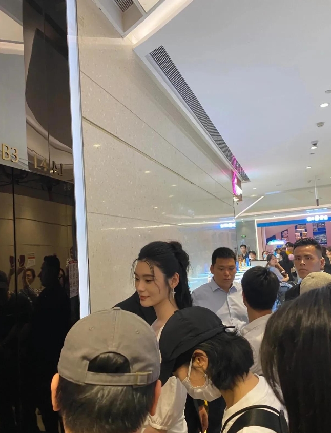 奚梦瑶央视综艺录制收官！电梯口被偶遇，瘦高背薄超美