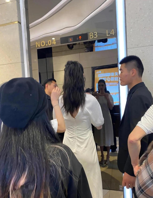 奚梦瑶央视综艺录制收官！电梯口被偶遇，瘦高背薄超美