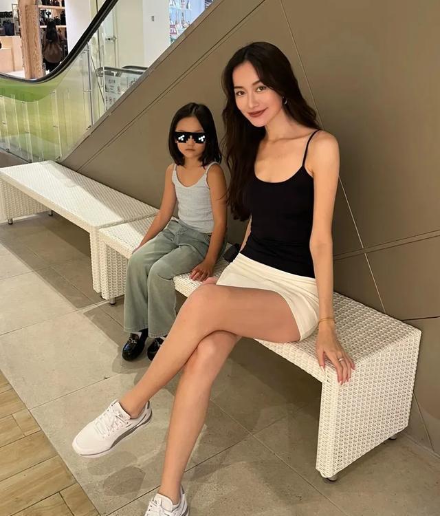 秦汉模特儿媳罕露面，美貌出众1米78身材好，未登记结婚女儿已7岁