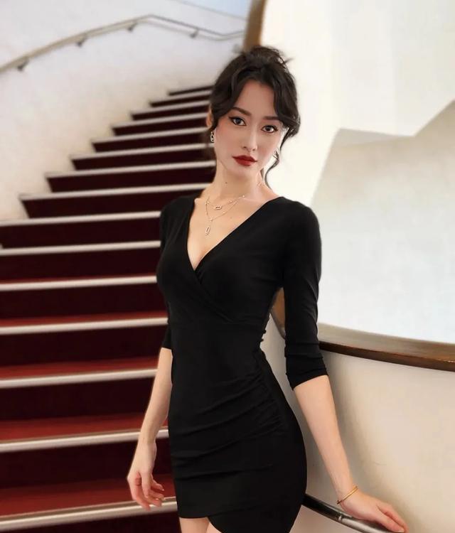 秦汉模特儿媳罕露面，美貌出众1米78身材好，未登记结婚女儿已7岁