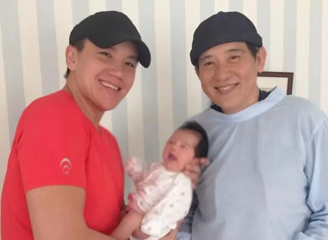 秦汉模特儿媳罕露面，美貌出众1米78身材好，未登记结婚女儿已7岁