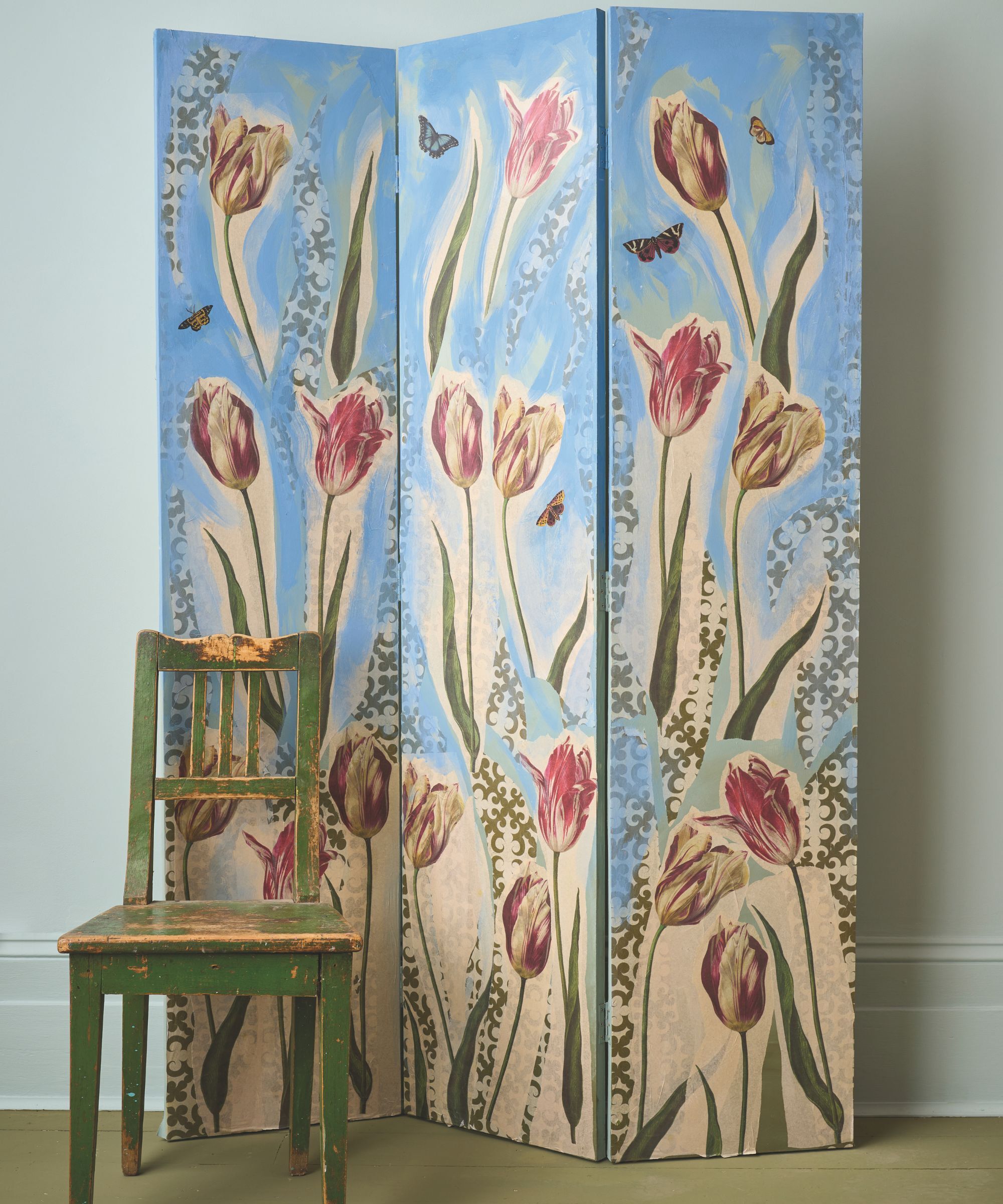 A screen divider painted in a tulip pattern