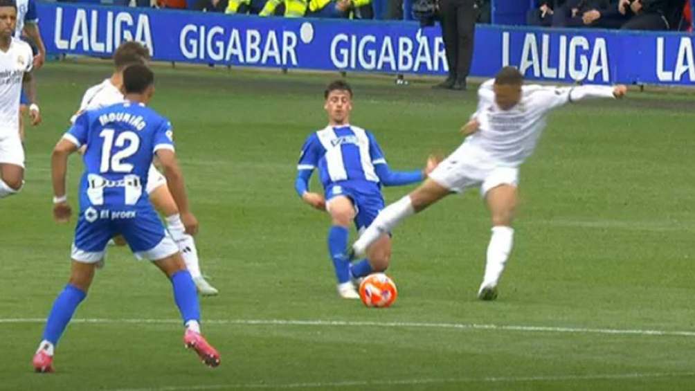 Entrada de roja de Mbappé | CAPTURA DE PANTALL