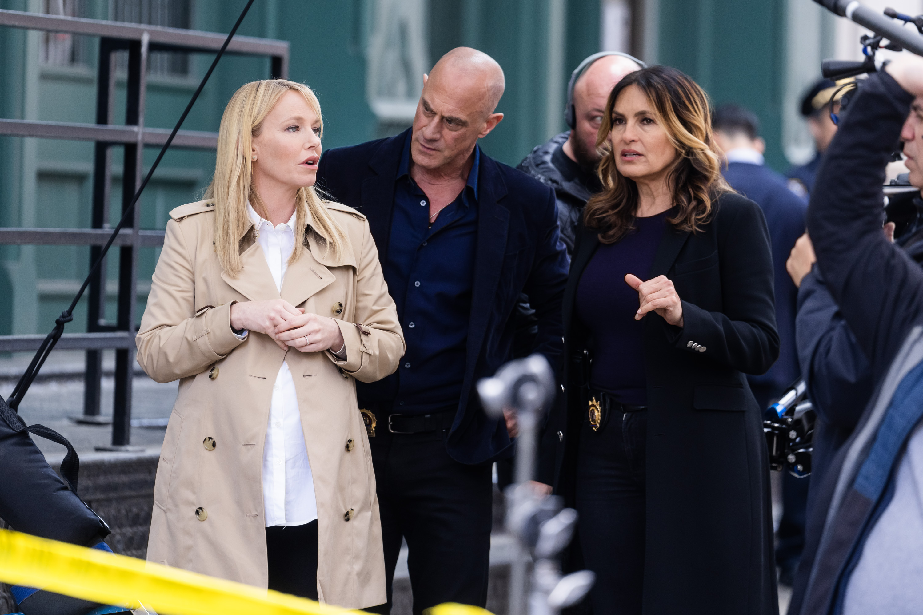 ‘SVU’ costars Mariska Hargitay and Christopher Meloni hold hands