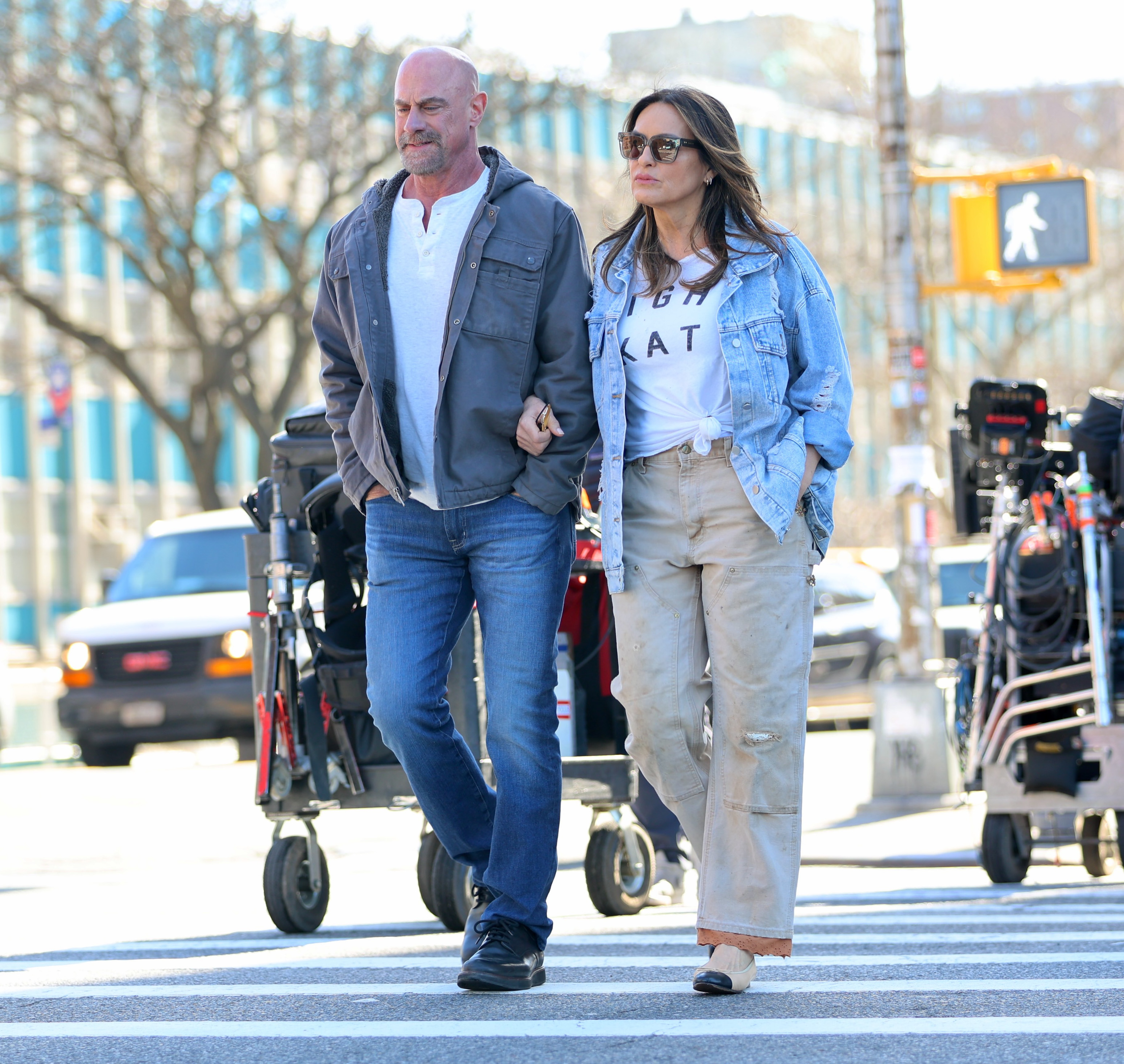 ‘SVU’ costars Mariska Hargitay and Christopher Meloni hold hands