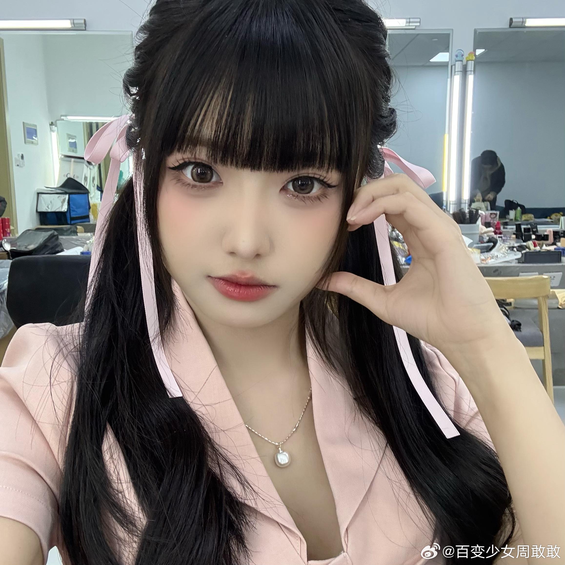 主持周敢敢分享自拍照片：今天是小粉~