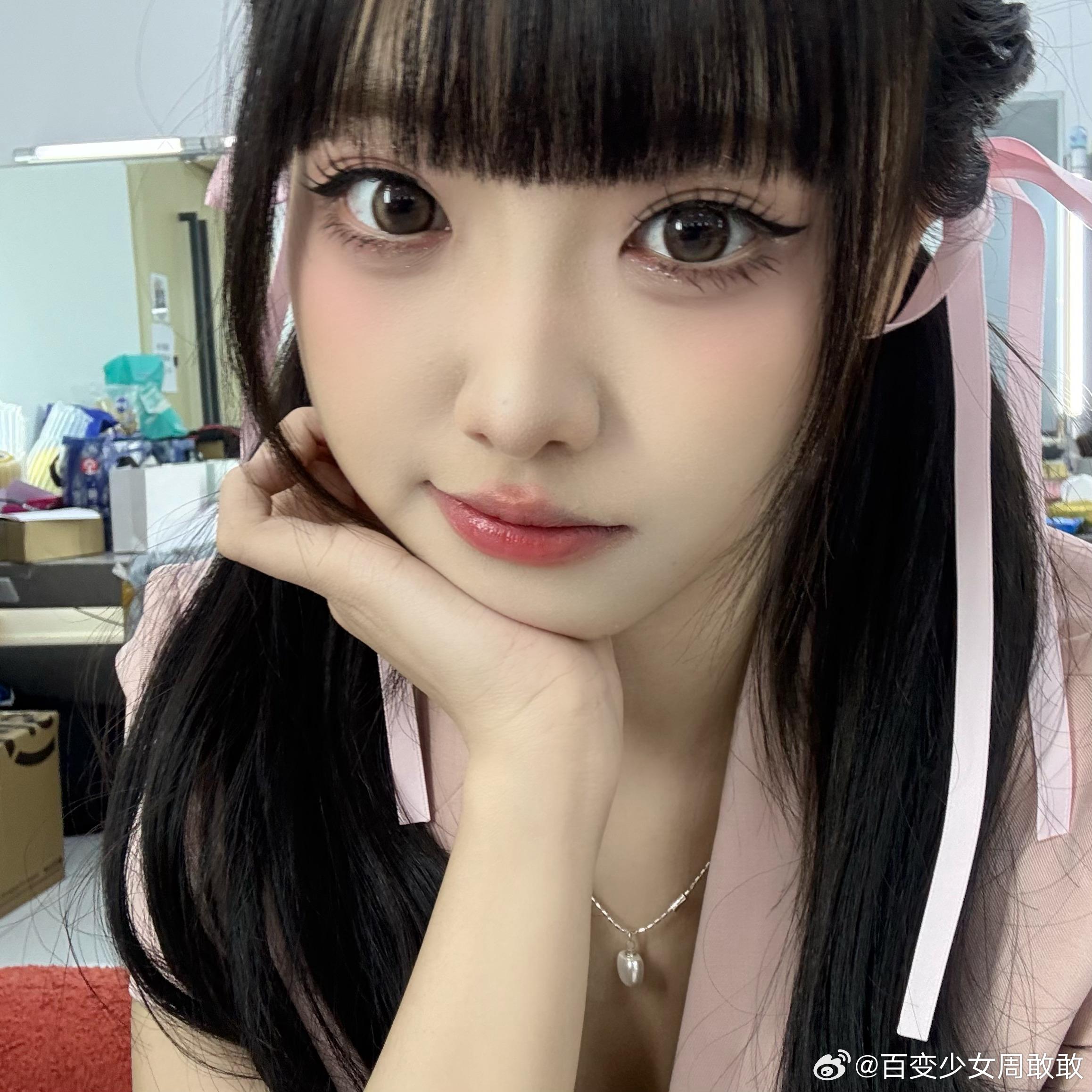 主持周敢敢分享自拍照片：今天是小粉~