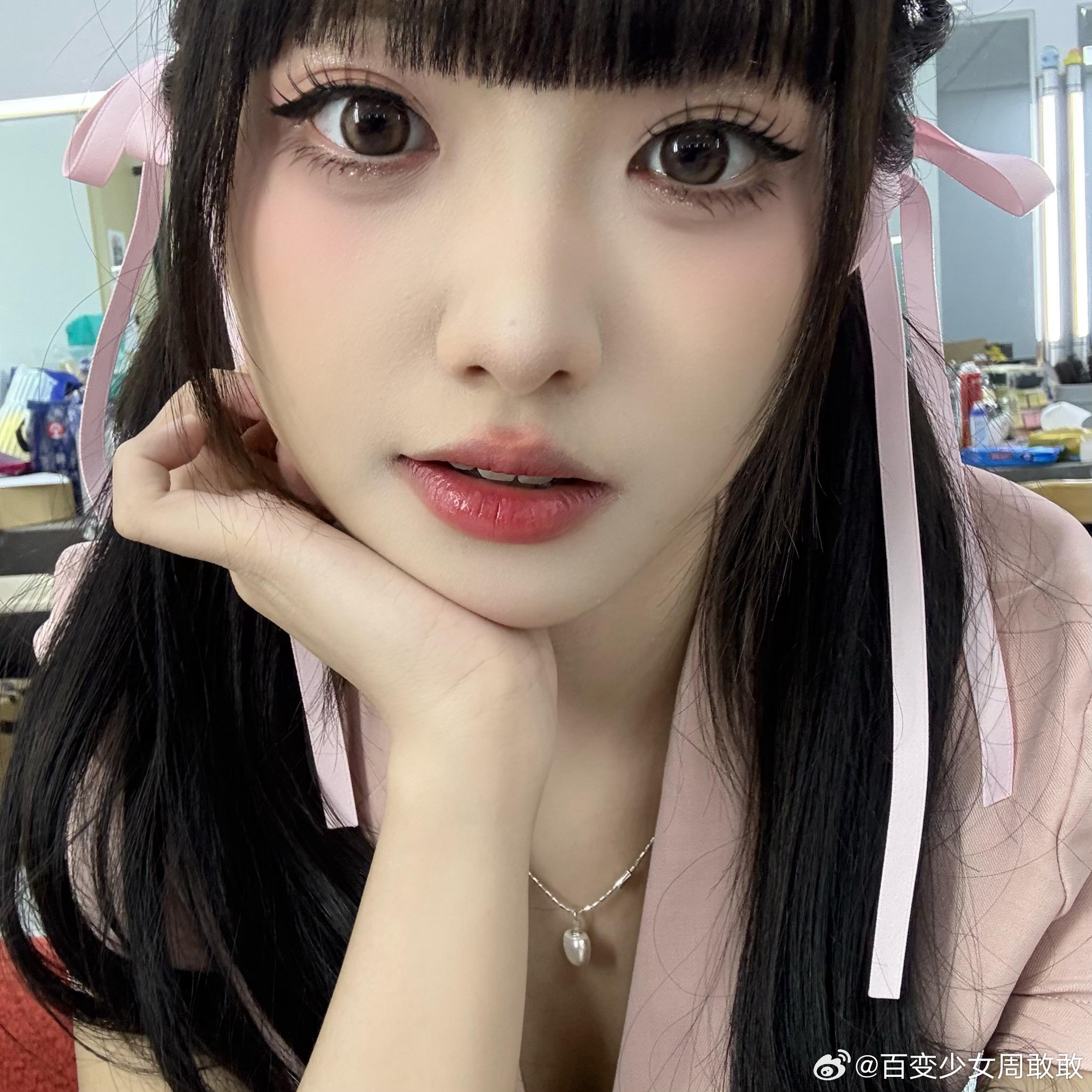 主持周敢敢分享自拍照片：今天是小粉~