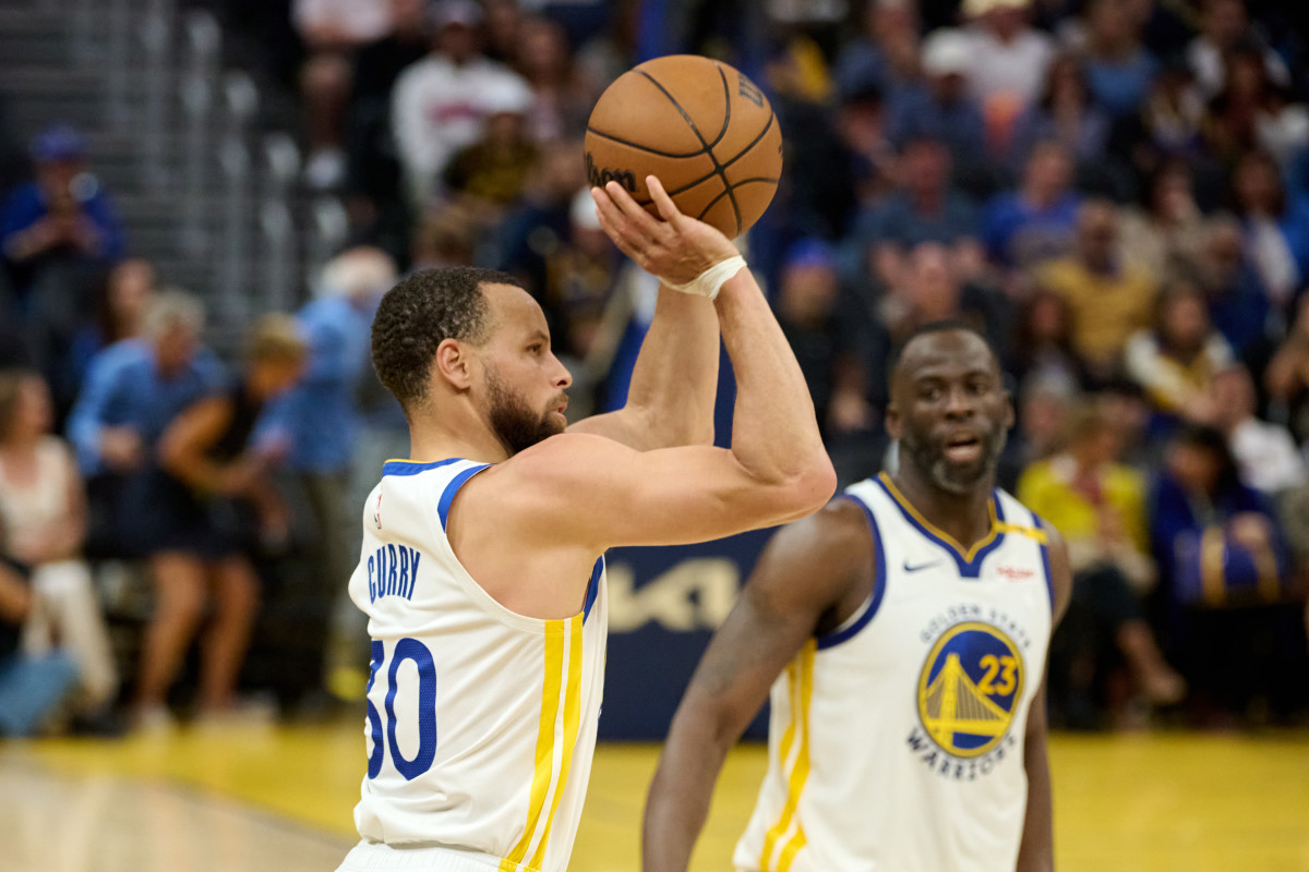 steph-curry-makes-nba-history-during-season-no-16