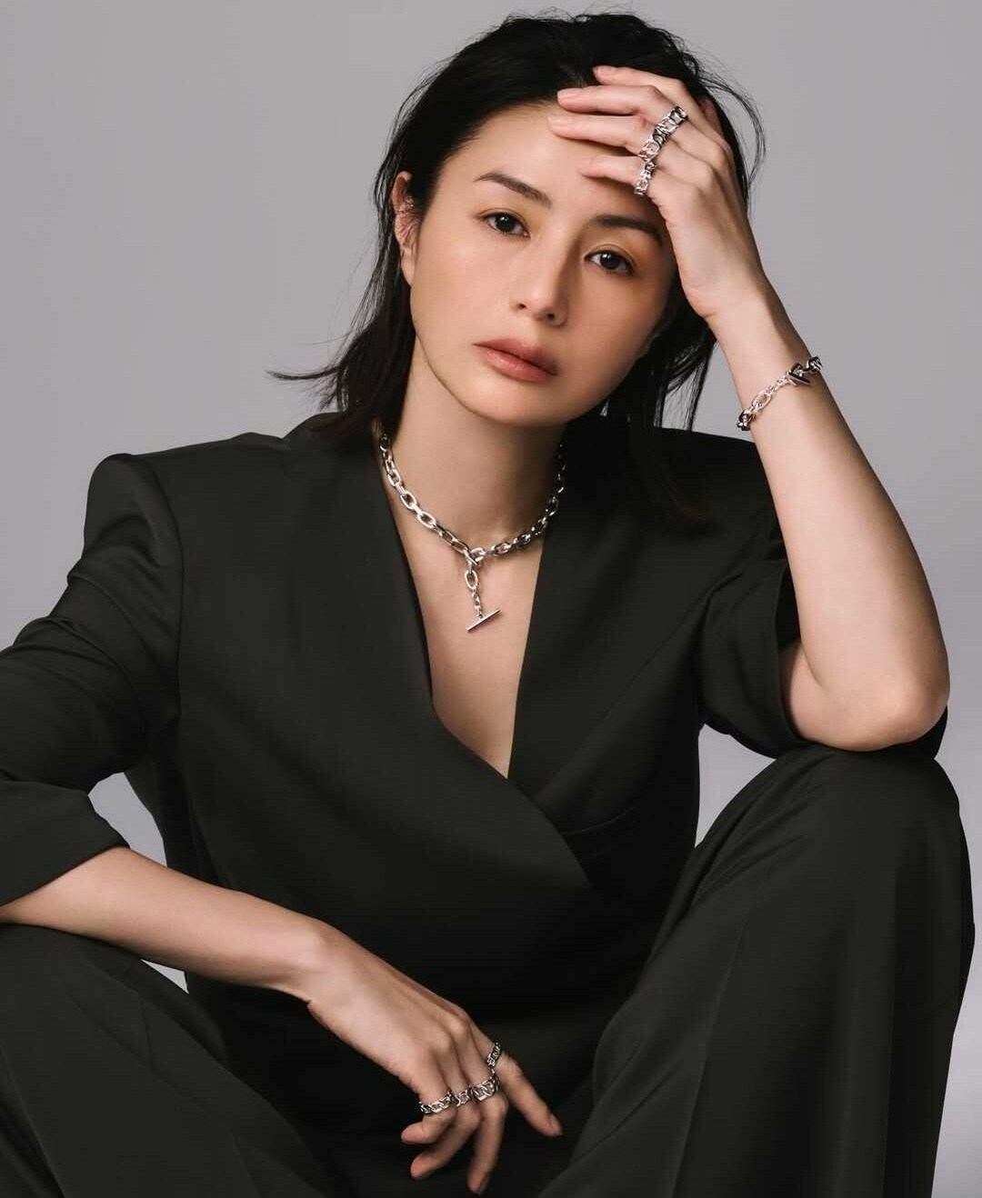 美しすぎます!｣井川遥、美デコルテあらわなセットアップを身に着け新作