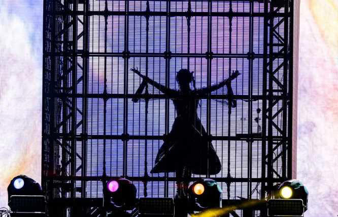 間違いなく世界”のAdo、『大阪・関西万博』で熱唱！世界各国のファン