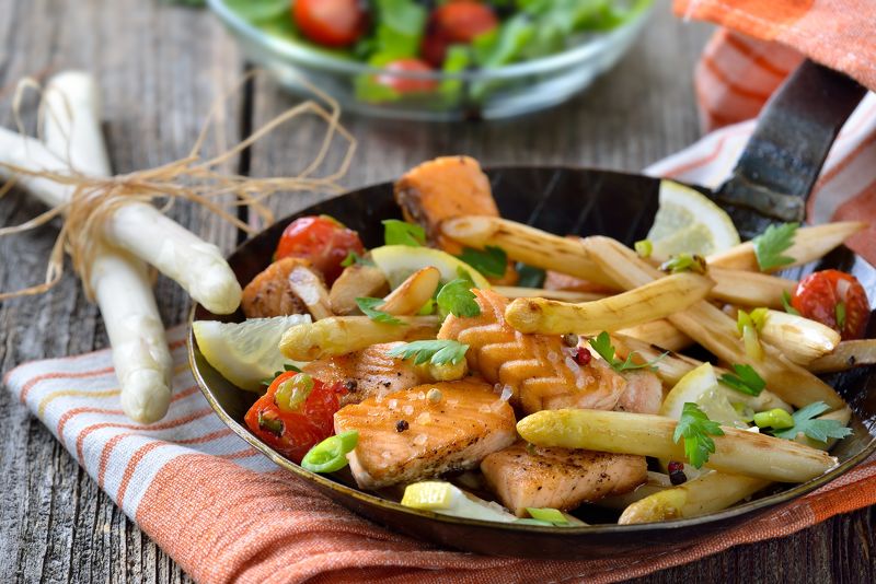 Saisonal genießen am Karfreitag: Probier diesen leichten Spargel-Lachs ...