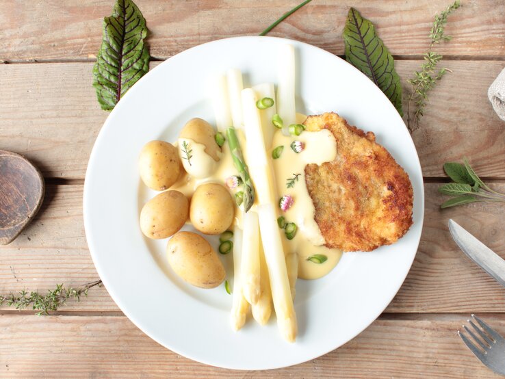 Spargel mit Schnitzel: Rezept mit frühlingshafter Cremesoße