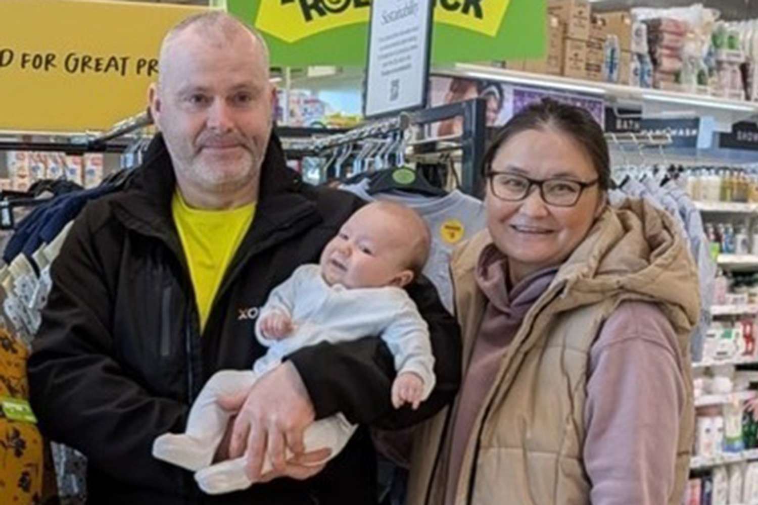 Husband Unexpectedly Helps Pregnant Wife Deliver Baby Son in Grocery(00)