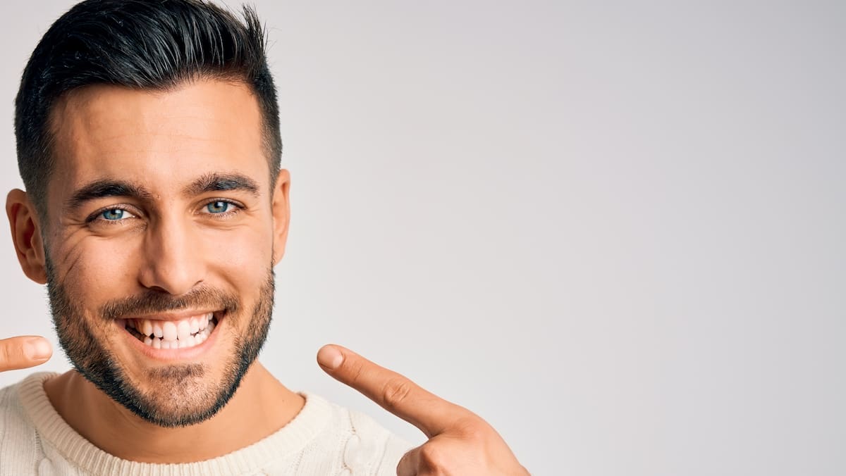 Keine blauvioletten Zähne mehr: Das hilft bei Zahnverfärbungen durch ...