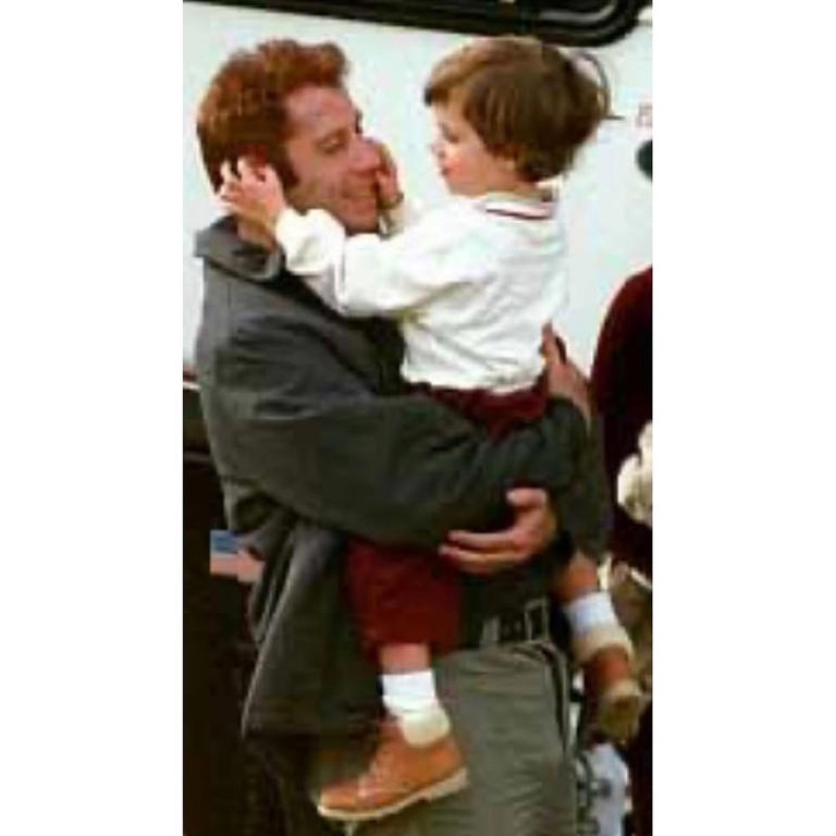 John Travolta con su hijo fallecido, Jett