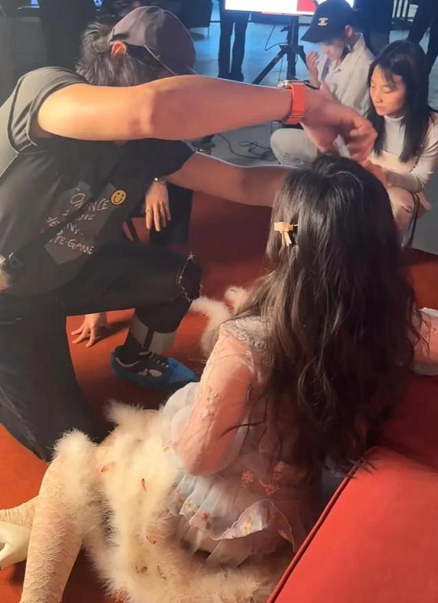 15岁少女忙到深夜，镜头前星光闪耀，气质却超同龄人？