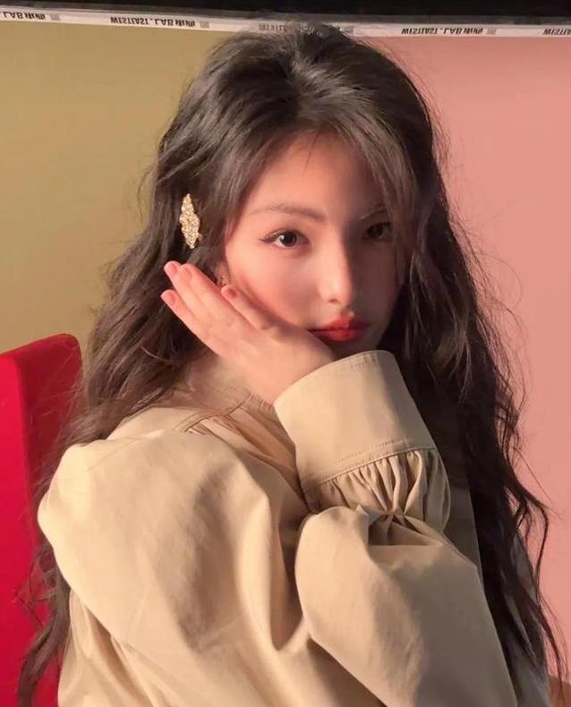 15岁少女忙到深夜，镜头前星光闪耀，气质却超同龄人？