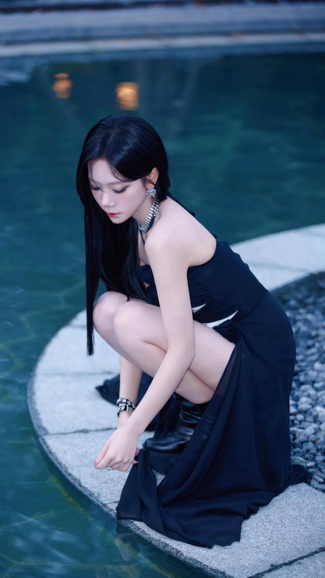 张紫宁穿黑色拖尾裙，酷飒高级感十足！