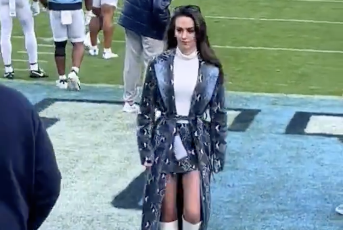 bill-belichick-s-girlfriend-criticized-for-behavior-at-unc-spring-game