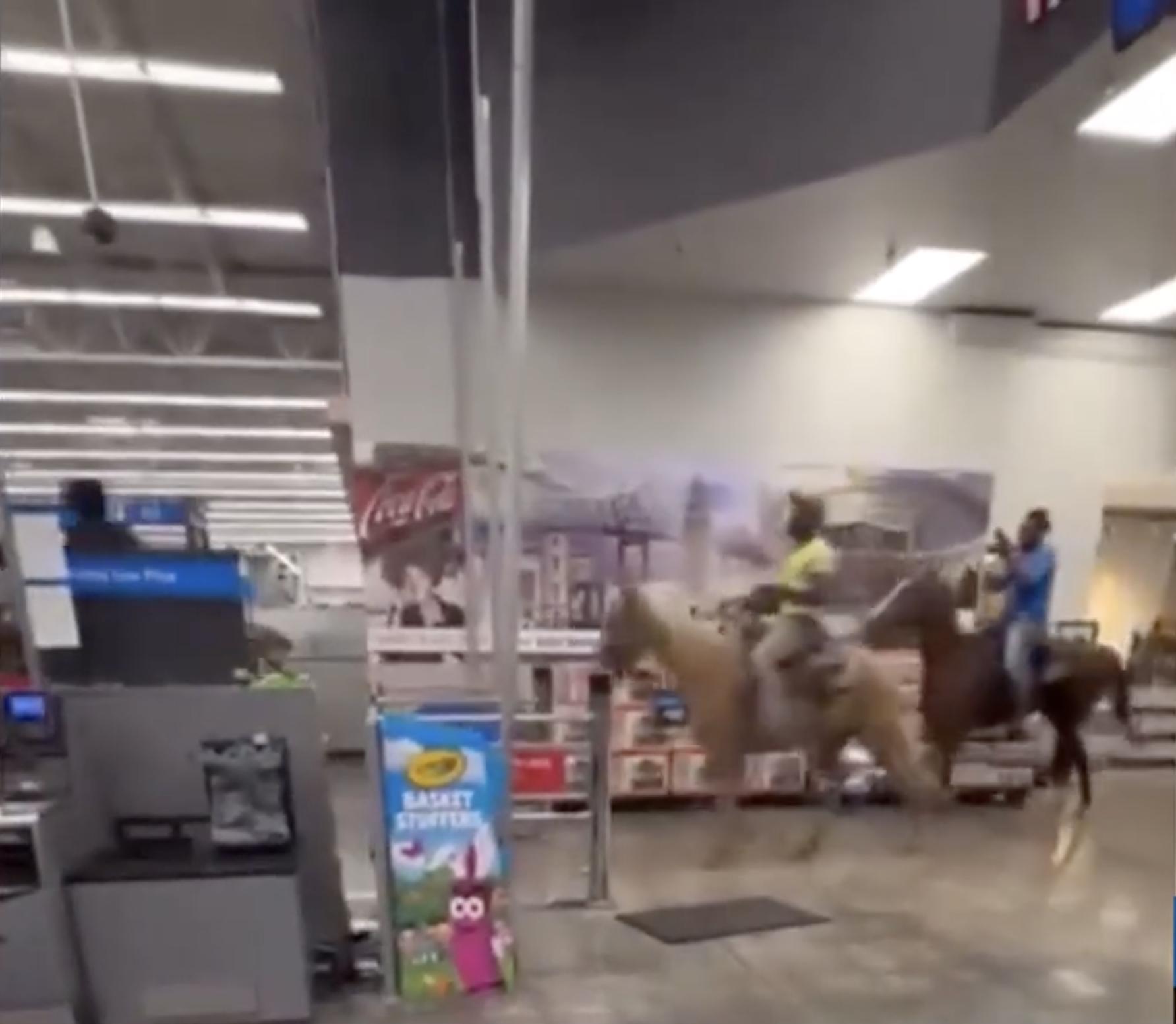 Man Defends Riding a Horse Through Walmart Despite Facing Charges(02)