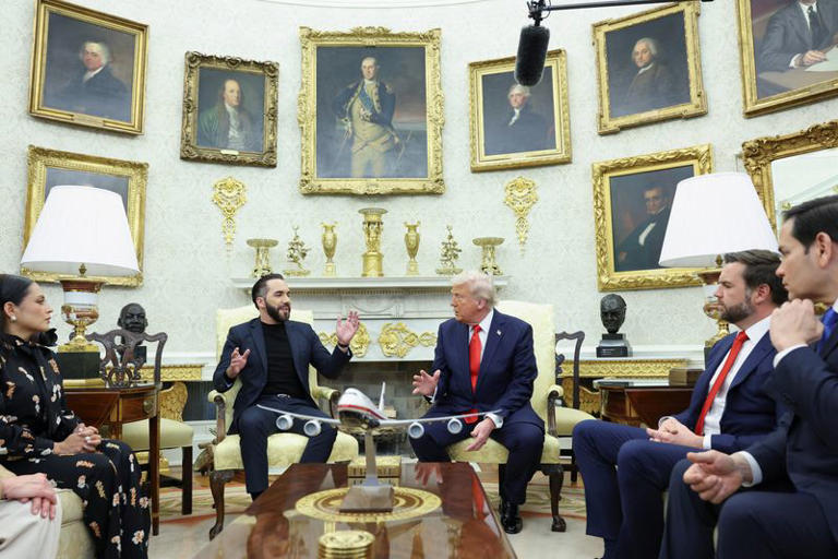 U.S. President Donald Trump, U.S. Secretary of State Marco Rubio, U.S. Vice President JD Vance, and El Salvador President Nayib Bukele attend a meeting in the Oval Office at the White House in Washington, D.C., U.S., April 14, 2025. REUTERS/Kevin Lamarque