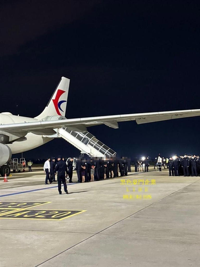 中台涉詐嫌疑人在大批柬國警力戒護下，搭乘東方航空遣送中國。（圖／翻攝自黑色豪門企業）
