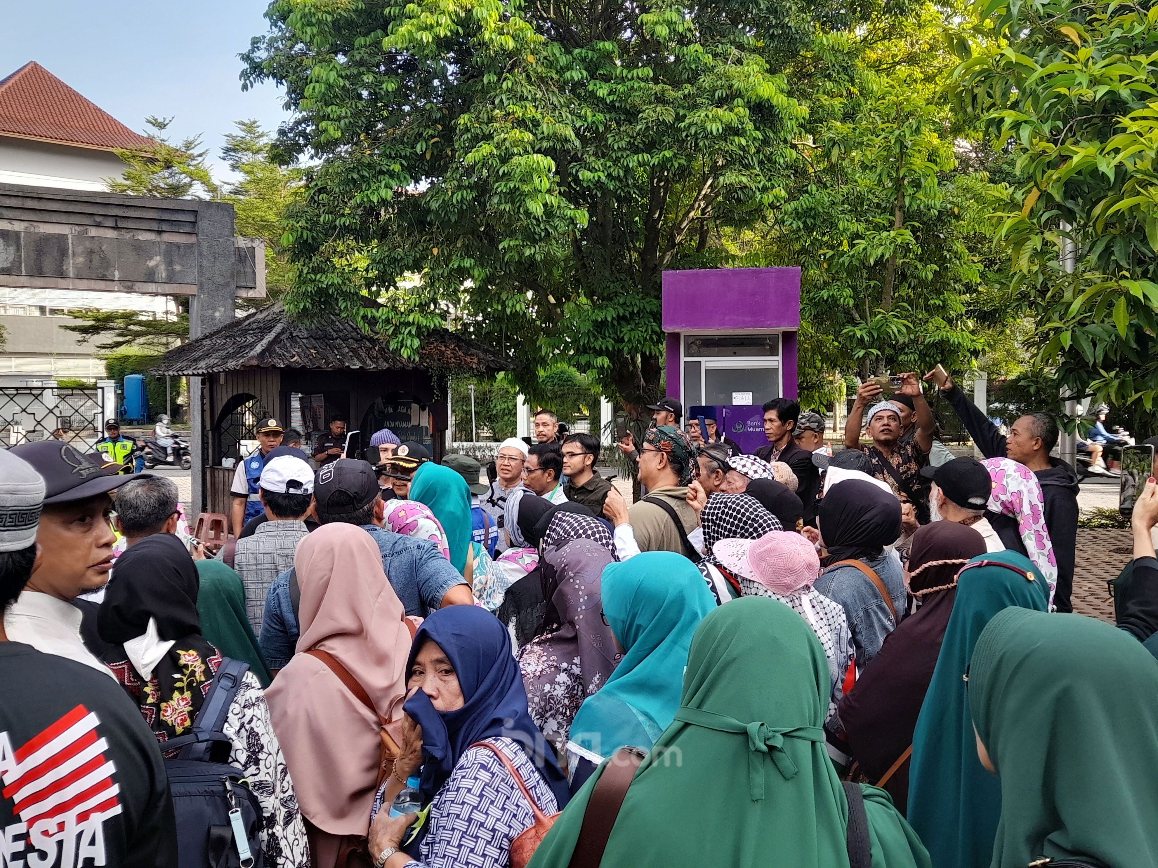 Lihat! Alumni UGM Geruduk Kampus, Minta Klarifikasi Ijazah Jokowi