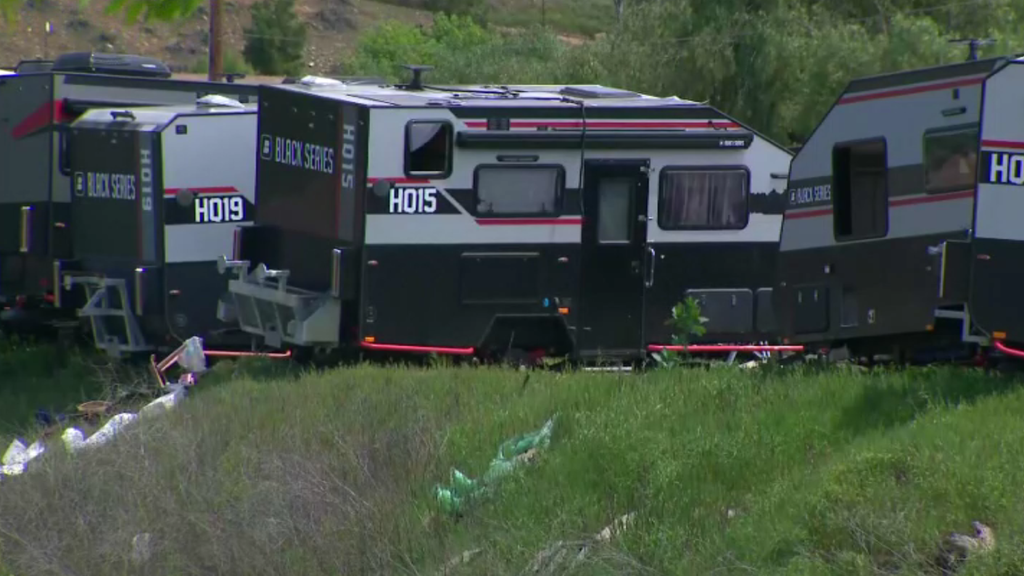 Wildomar residents outraged as RVs from LA County homeless encampment ...