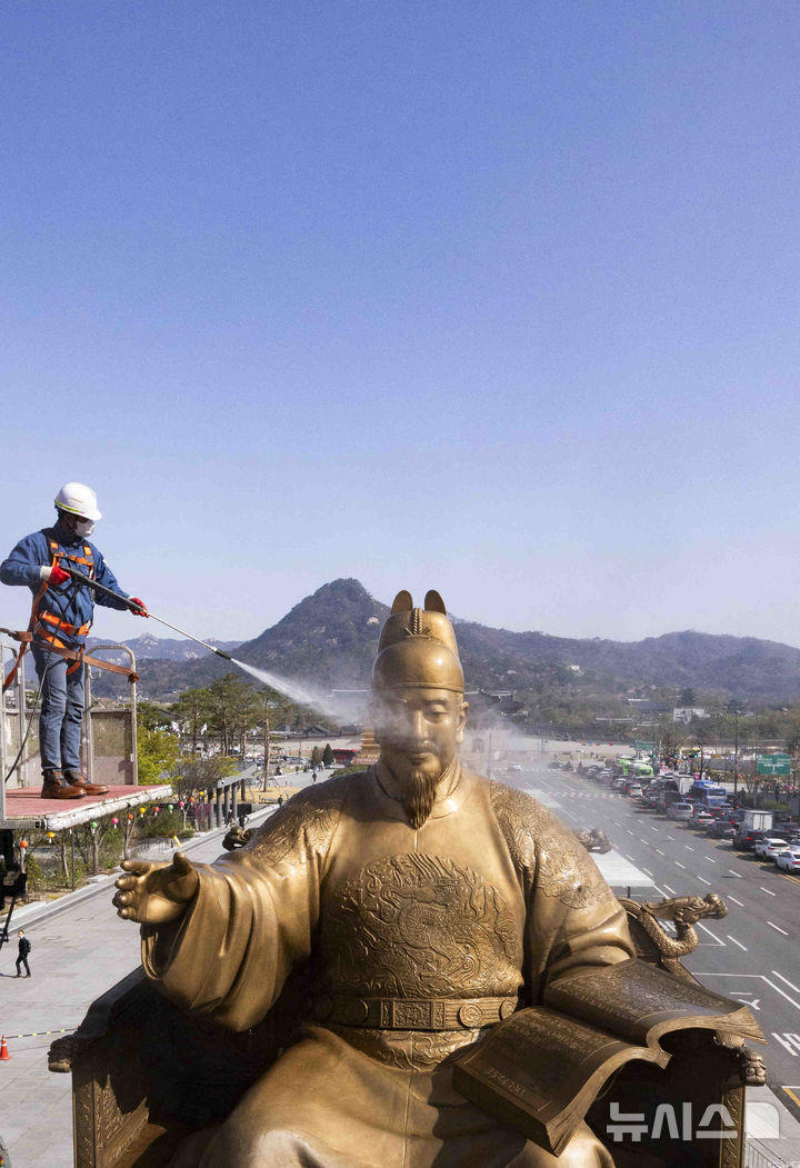 青空の下でシャワー浴びる世宗大王像 ／ソウル 