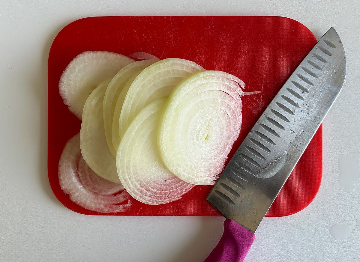 Superknusprige hausgemachte chips mit zwiebeln und parmesan
